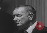 Standbild Pressekonferenz von Präsident Johnson Washington DC USA, 1965, aus Sekunde 41 historischem Filmmaterial Videoclip 65675080611