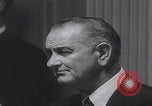 Standbild Pressekonferenz von Präsident Johnson Washington DC USA, 1965, aus Sekunde 42 historischem Filmmaterial Videoclip 65675080611