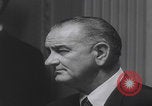 Standbild Pressekonferenz von Präsident Johnson Washington DC USA, 1965, aus Sekunde 43 historischem Filmmaterial Videoclip 65675080611