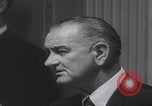 Standbild Pressekonferenz von Präsident Johnson Washington DC USA, 1965, aus Sekunde 44 historischem Filmmaterial Videoclip 65675080611