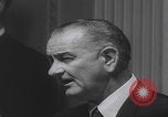 Standbild Pressekonferenz von Präsident Johnson Washington DC USA, 1965, aus Sekunde 45 historischem Filmmaterial Videoclip 65675080611