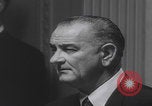 Standbild Pressekonferenz von Präsident Johnson Washington DC USA, 1965, aus Sekunde 46 historischem Filmmaterial Videoclip 65675080611