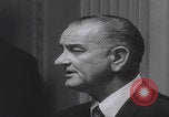 Standbild Pressekonferenz von Präsident Johnson Washington DC USA, 1965, aus Sekunde 47 historischem Filmmaterial Videoclip 65675080611