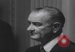 Standbild Pressekonferenz von Präsident Johnson Washington DC USA, 1965, aus Sekunde 48 historischem Filmmaterial Videoclip 65675080611