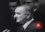 Standbild Pressekonferenz von Präsident Johnson Washington DC USA, 1965, aus Sekunde 49 historischem Filmmaterial Videoclip 65675080611