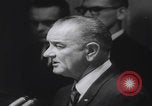 Standbild Pressekonferenz von Präsident Johnson Washington DC USA, 1965, aus Sekunde 50 historischem Filmmaterial Videoclip 65675080611