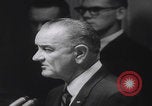 Standbild Pressekonferenz von Präsident Johnson Washington DC USA, 1965, aus Sekunde 51 historischem Filmmaterial Videoclip 65675080611