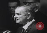Standbild Pressekonferenz von Präsident Johnson Washington DC USA, 1965, aus Sekunde 52 historischem Filmmaterial Videoclip 65675080611