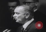 Standbild Pressekonferenz von Präsident Johnson Washington DC USA, 1965, aus Sekunde 53 historischem Filmmaterial Videoclip 65675080611