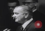 Standbild Pressekonferenz von Präsident Johnson Washington DC USA, 1965, aus Sekunde 54 historischem Filmmaterial Videoclip 65675080611