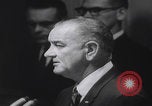 Standbild Pressekonferenz von Präsident Johnson Washington DC USA, 1965, aus Sekunde 55 historischem Filmmaterial Videoclip 65675080611