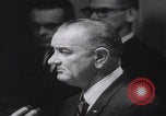 Standbild Pressekonferenz von Präsident Johnson Washington DC USA, 1965, aus Sekunde 56 historischem Filmmaterial Videoclip 65675080611