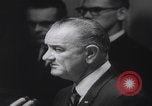 Standbild Pressekonferenz von Präsident Johnson Washington DC USA, 1965, aus Sekunde 57 historischem Filmmaterial Videoclip 65675080611