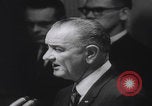 Standbild Pressekonferenz von Präsident Johnson Washington DC USA, 1965, aus Sekunde 58 historischem Filmmaterial Videoclip 65675080611