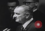 Standbild Pressekonferenz von Präsident Johnson Washington DC USA, 1965, aus Sekunde 59 historischem Filmmaterial Videoclip 65675080611