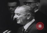 Standbild Pressekonferenz von Präsident Johnson Washington DC USA, 1965, aus Sekunde 60 historischem Filmmaterial Videoclip 65675080611
