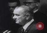 Standbild Pressekonferenz von Präsident Johnson Washington DC USA, 1965, aus Sekunde 61 historischem Filmmaterial Videoclip 65675080611