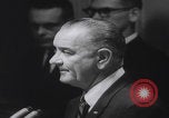 Standbild Pressekonferenz von Präsident Johnson Washington DC USA, 1965, aus Sekunde 62 historischem Filmmaterial Videoclip 65675080611