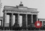 Immagine di Salta nella libertà Berlino Germania, 1961, secondo 26 filmato di repertorio 65675080700