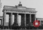 Immagine di Salta nella libertà Berlino Germania, 1961, secondo 28 filmato di repertorio 65675080700
