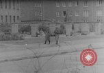 Immagine di Salta nella libertà Berlino Germania, 1961, secondo 41 filmato di repertorio 65675080700