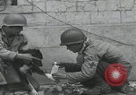 Standbild Verletzte Hundebehandlung Normandie Frankreich, 1944, aus Sekunde 45 historischem Filmmaterial Videoclip 65675080701