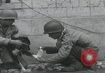 Standbild Verletzte Hundebehandlung Normandie Frankreich, 1944, aus Sekunde 46 historischem Filmmaterial Videoclip 65675080701