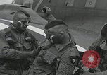 Standbild Filthy Thirteen bereiten sich vor England, 1944, aus Sekunde 4 historischem Filmmaterial Videoclip 65675080702
