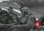 Standbild Filthy Thirteen bereiten sich vor England, 1944, aus Sekunde 6 historischem Filmmaterial Videoclip 65675080702