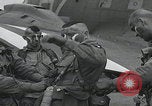 Standbild Filthy Thirteen bereiten sich vor England, 1944, aus Sekunde 9 historischem Filmmaterial Videoclip 65675080702