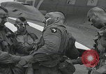 Standbild Filthy Thirteen bereiten sich vor England, 1944, aus Sekunde 10 historischem Filmmaterial Videoclip 65675080702