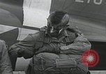 Standbild Filthy Thirteen bereiten sich vor England, 1944, aus Sekunde 17 historischem Filmmaterial Videoclip 65675080702
