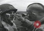 Standbild Filthy Thirteen bereiten sich vor England, 1944, aus Sekunde 25 historischem Filmmaterial Videoclip 65675080702