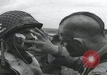 Standbild Filthy Thirteen bereiten sich vor England, 1944, aus Sekunde 27 historischem Filmmaterial Videoclip 65675080702