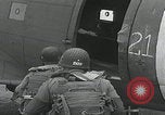 Standbild Filthy Thirteen bereiten sich vor England, 1944, aus Sekunde 34 historischem Filmmaterial Videoclip 65675080702