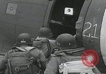 Standbild Filthy Thirteen bereiten sich vor England, 1944, aus Sekunde 35 historischem Filmmaterial Videoclip 65675080702