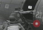 Standbild Filthy Thirteen bereiten sich vor England, 1944, aus Sekunde 36 historischem Filmmaterial Videoclip 65675080702