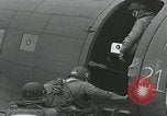 Standbild Filthy Thirteen bereiten sich vor England, 1944, aus Sekunde 39 historischem Filmmaterial Videoclip 65675080702