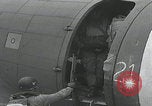 Standbild Filthy Thirteen bereiten sich vor England, 1944, aus Sekunde 43 historischem Filmmaterial Videoclip 65675080702