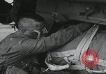 Standbild Filthy Thirteen bereiten sich vor England, 1944, aus Sekunde 56 historischem Filmmaterial Videoclip 65675080702