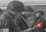 Standbild US-Offizier liest Newbury England Vereinigtes Königreich, 1944, aus Sekunde 2 historischem Filmmaterial Videoclip 65675080770