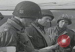 Standbild US-Offizier liest Newbury England Vereinigtes Königreich, 1944, aus Sekunde 3 historischem Filmmaterial Videoclip 65675080770