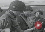 Standbild US-Offizier liest Newbury England Vereinigtes Königreich, 1944, aus Sekunde 4 historischem Filmmaterial Videoclip 65675080770