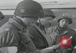 Standbild US-Offizier liest Newbury England Vereinigtes Königreich, 1944, aus Sekunde 5 historischem Filmmaterial Videoclip 65675080770