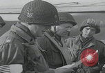 Standbild US-Offizier liest Newbury England Vereinigtes Königreich, 1944, aus Sekunde 6 historischem Filmmaterial Videoclip 65675080770