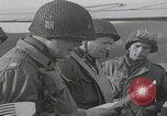 Standbild US-Offizier liest Newbury England Vereinigtes Königreich, 1944, aus Sekunde 7 historischem Filmmaterial Videoclip 65675080770