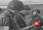 Standbild US-Offizier liest Newbury England Vereinigtes Königreich, 1944, aus Sekunde 8 historischem Filmmaterial Videoclip 65675080770