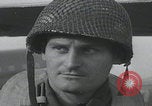 Standbild US-Offizier liest Newbury England Vereinigtes Königreich, 1944, aus Sekunde 10 historischem Filmmaterial Videoclip 65675080770