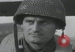 Standbild US-Offizier liest Newbury England Vereinigtes Königreich, 1944, aus Sekunde 12 historischem Filmmaterial Videoclip 65675080770