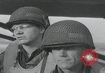 Standbild US-Offizier liest Newbury England Vereinigtes Königreich, 1944, aus Sekunde 13 historischem Filmmaterial Videoclip 65675080770